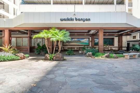 Enjoy The Waikiki Banyan With Ocean Fun, Amenities, And Prime Location! Apartment