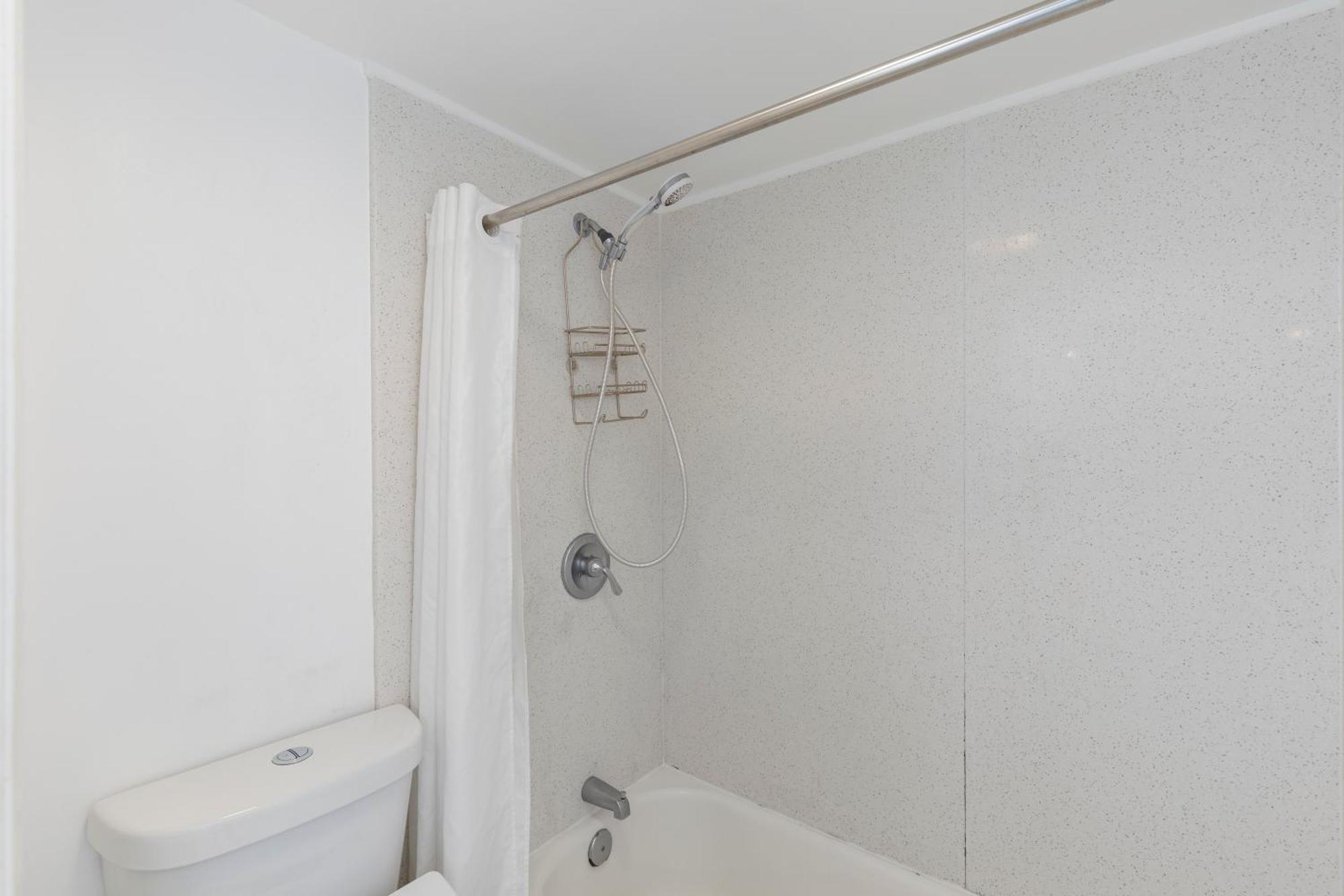 Enjoy The Waikiki Banyan With Ocean Fun, Amenities, And Prime Location! * Honolulu