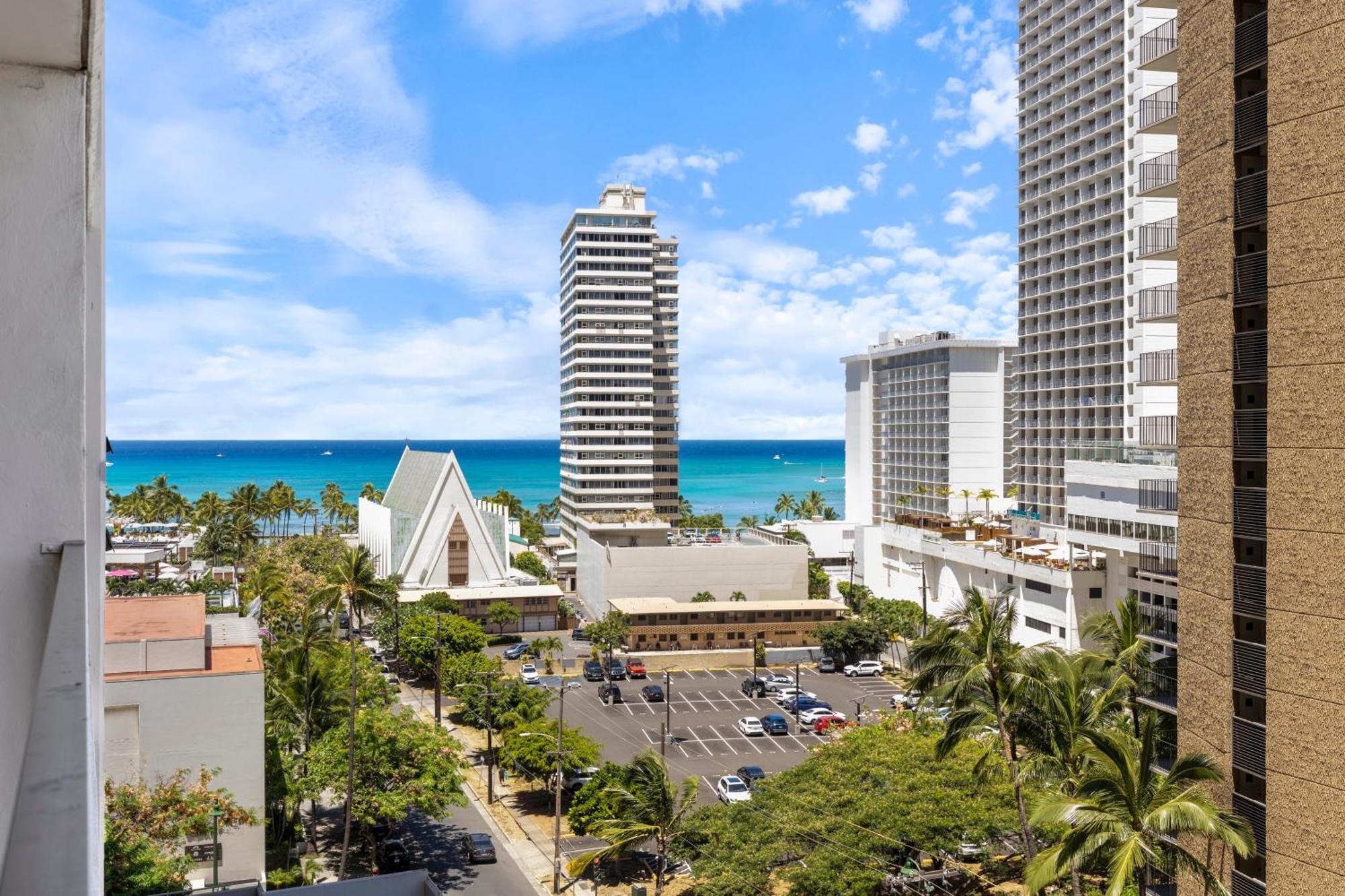 Enjoy The Waikiki Banyan With Ocean Fun, Amenities, And Prime Location! * Honolulu
