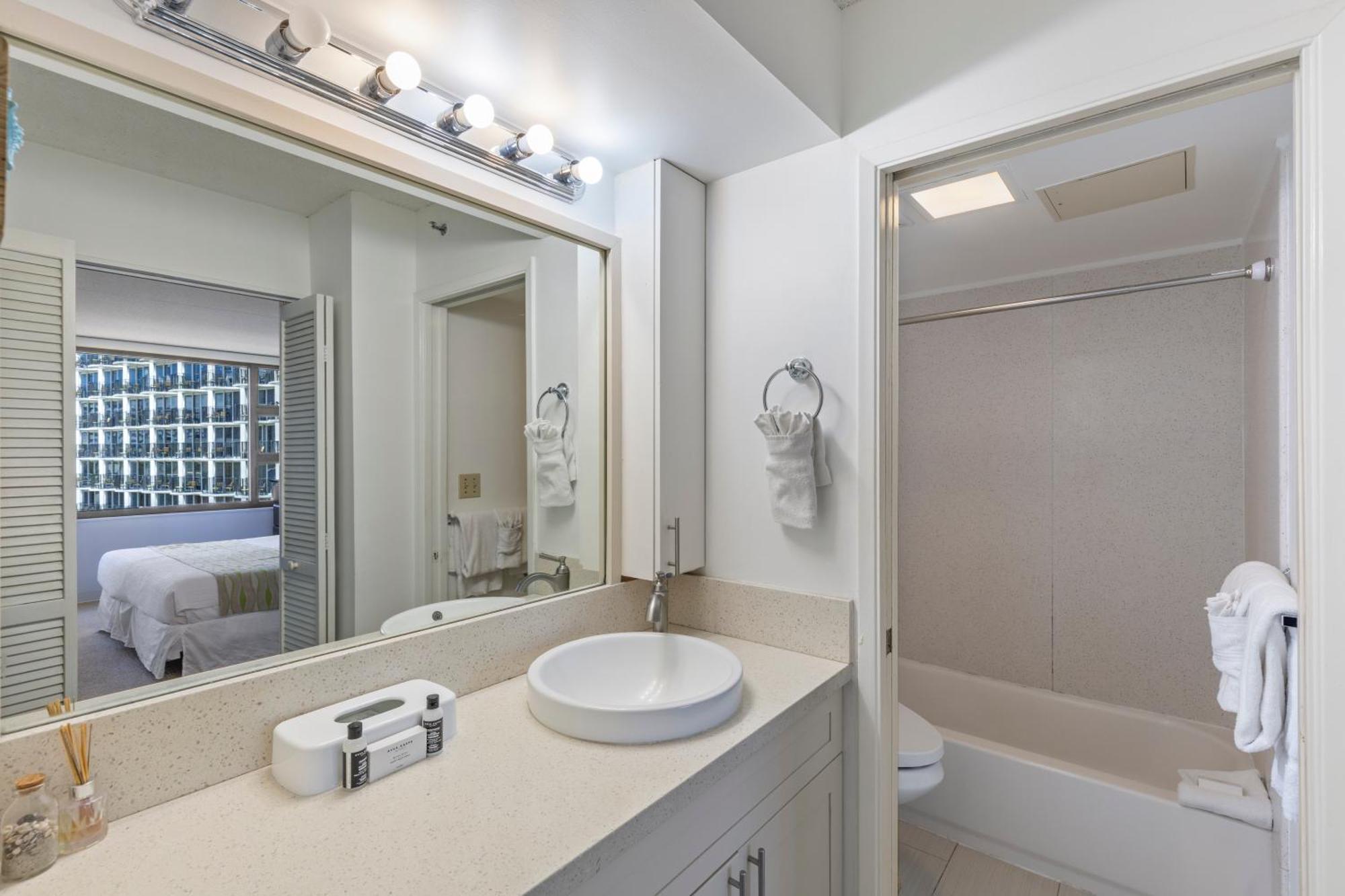 Enjoy The Waikiki Banyan With Ocean Fun, Amenities, And Prime Location! Apartment