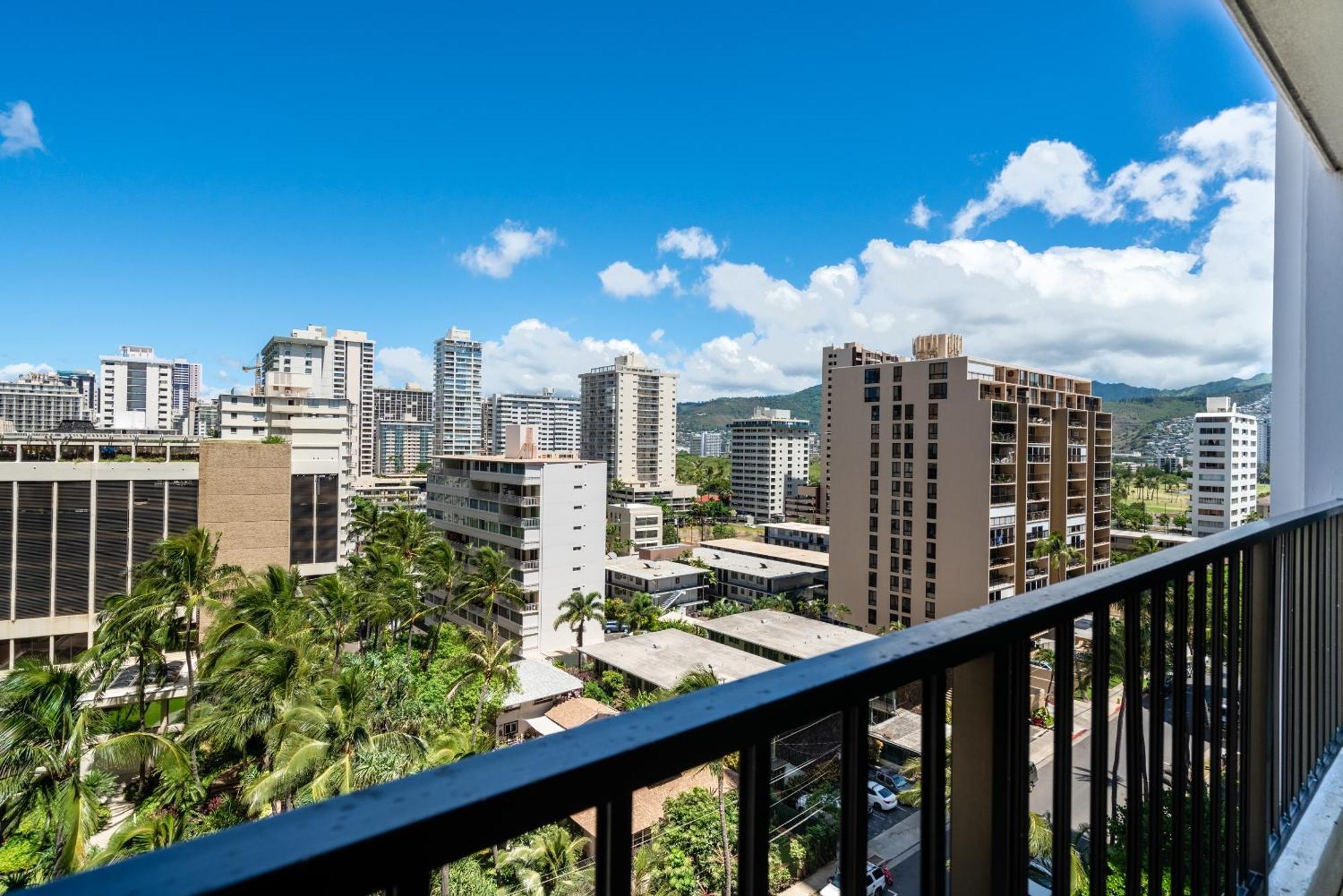 Enjoy The Waikiki Banyan With Ocean Fun, Amenities, And Prime Location! *