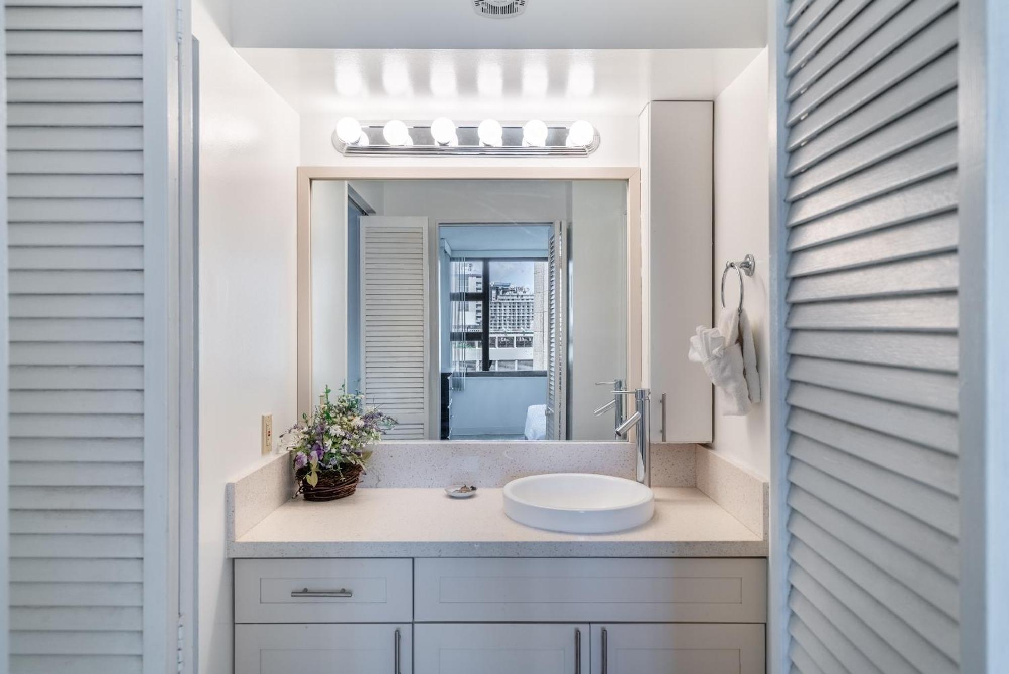 Apartment Enjoy The Waikiki Banyan With Ocean Fun, Amenities, And Prime Location! *