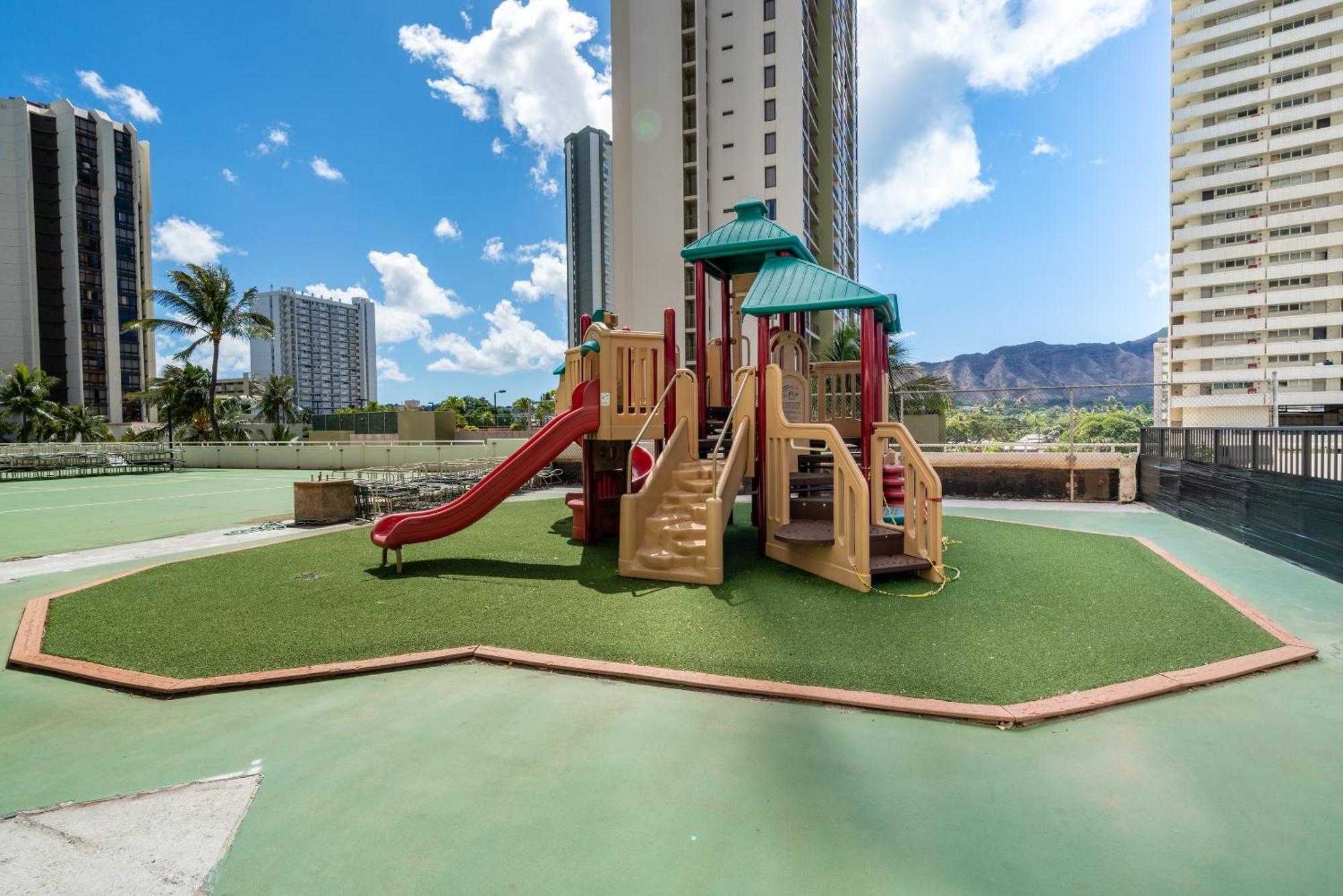 Enjoy The Waikiki Banyan With Ocean Fun, Amenities, And Prime Location! Apartment *