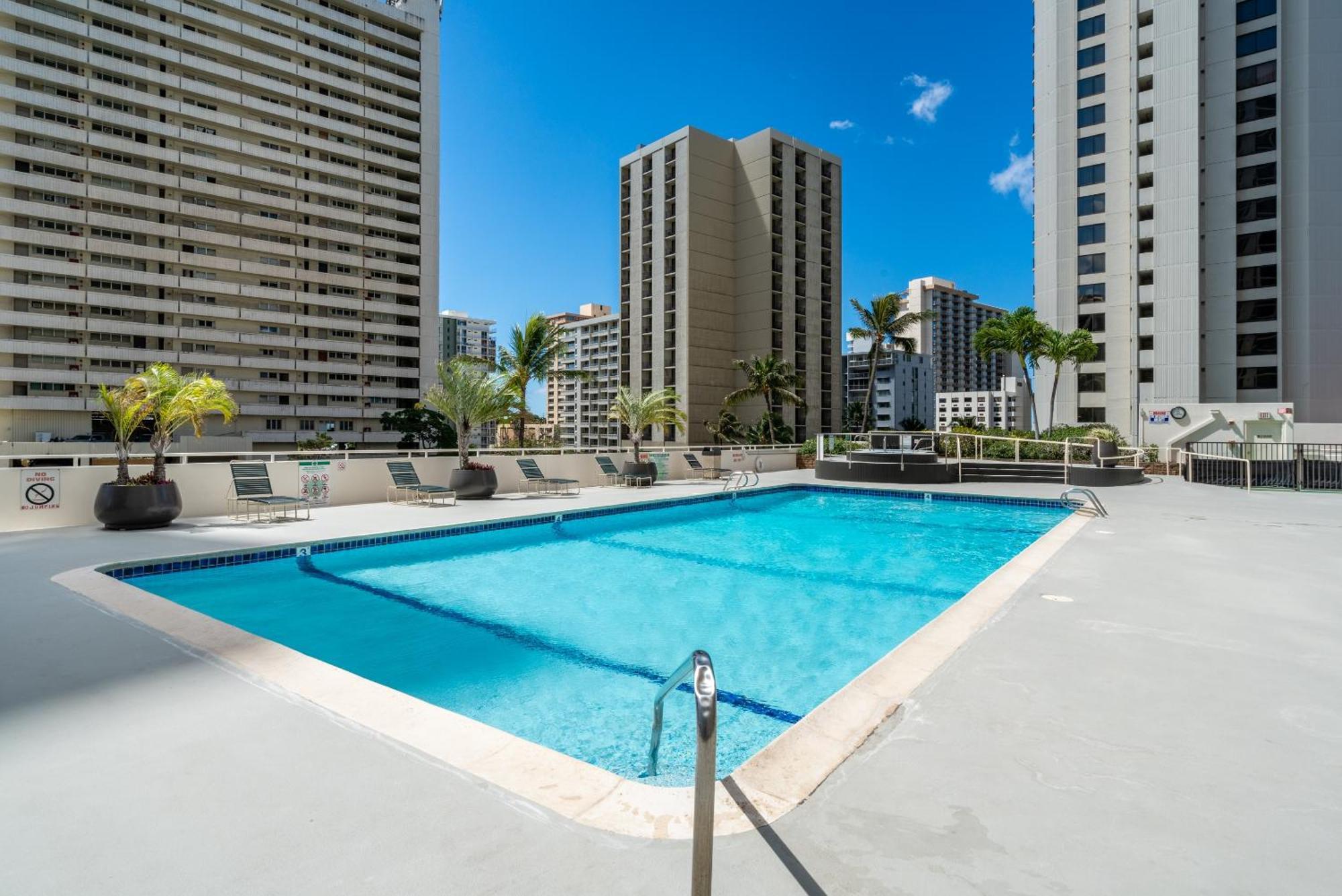 Enjoy The Waikiki Banyan With Ocean Fun, Amenities, And Prime Location! *
