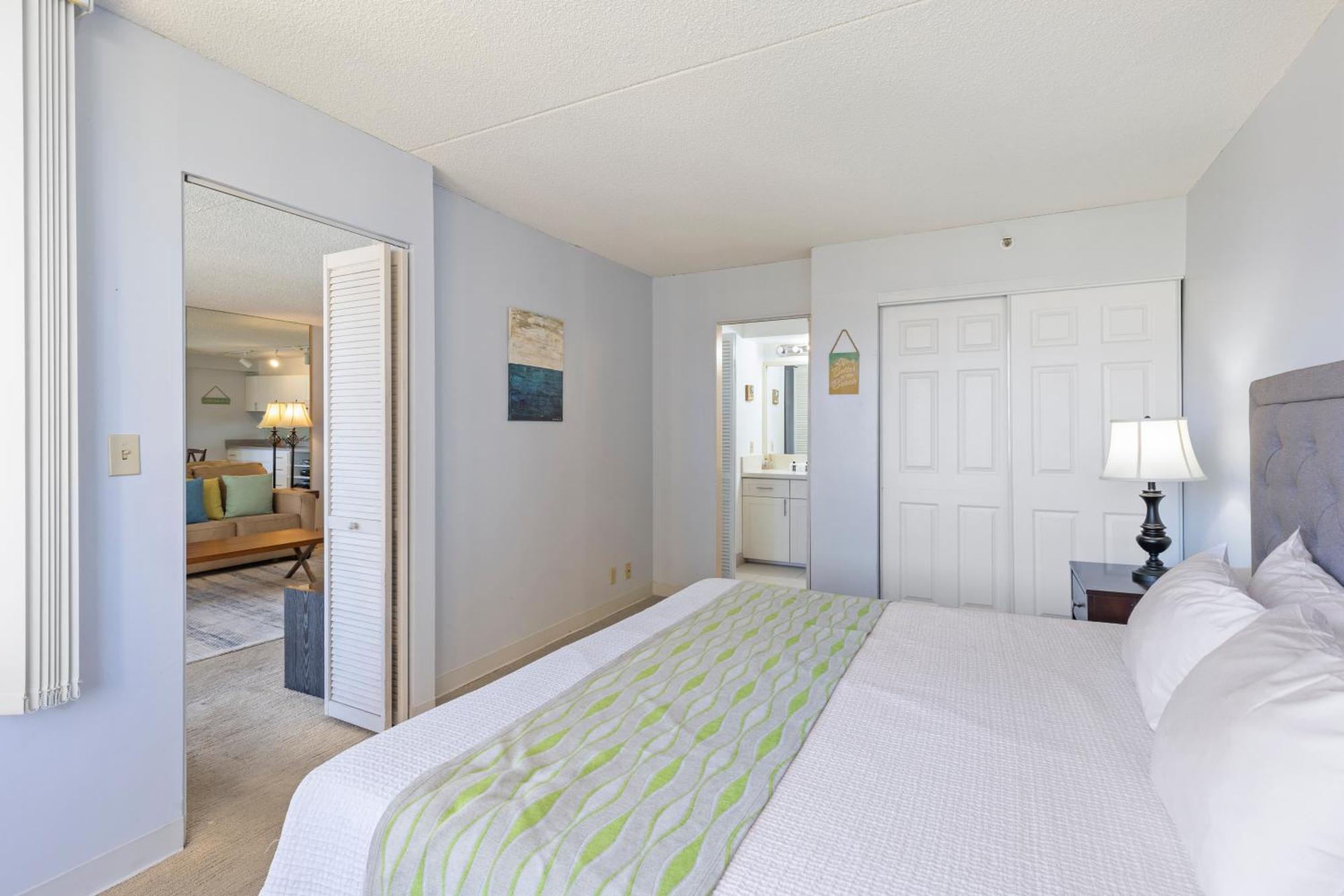 Enjoy The Waikiki Banyan With Ocean Fun, Amenities, And Prime Location! Apartment