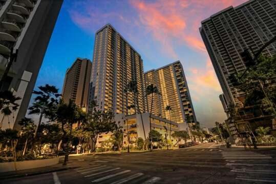 Enjoy The Waikiki Banyan With Ocean Fun, Amenities, And Prime Location! * Honolulu