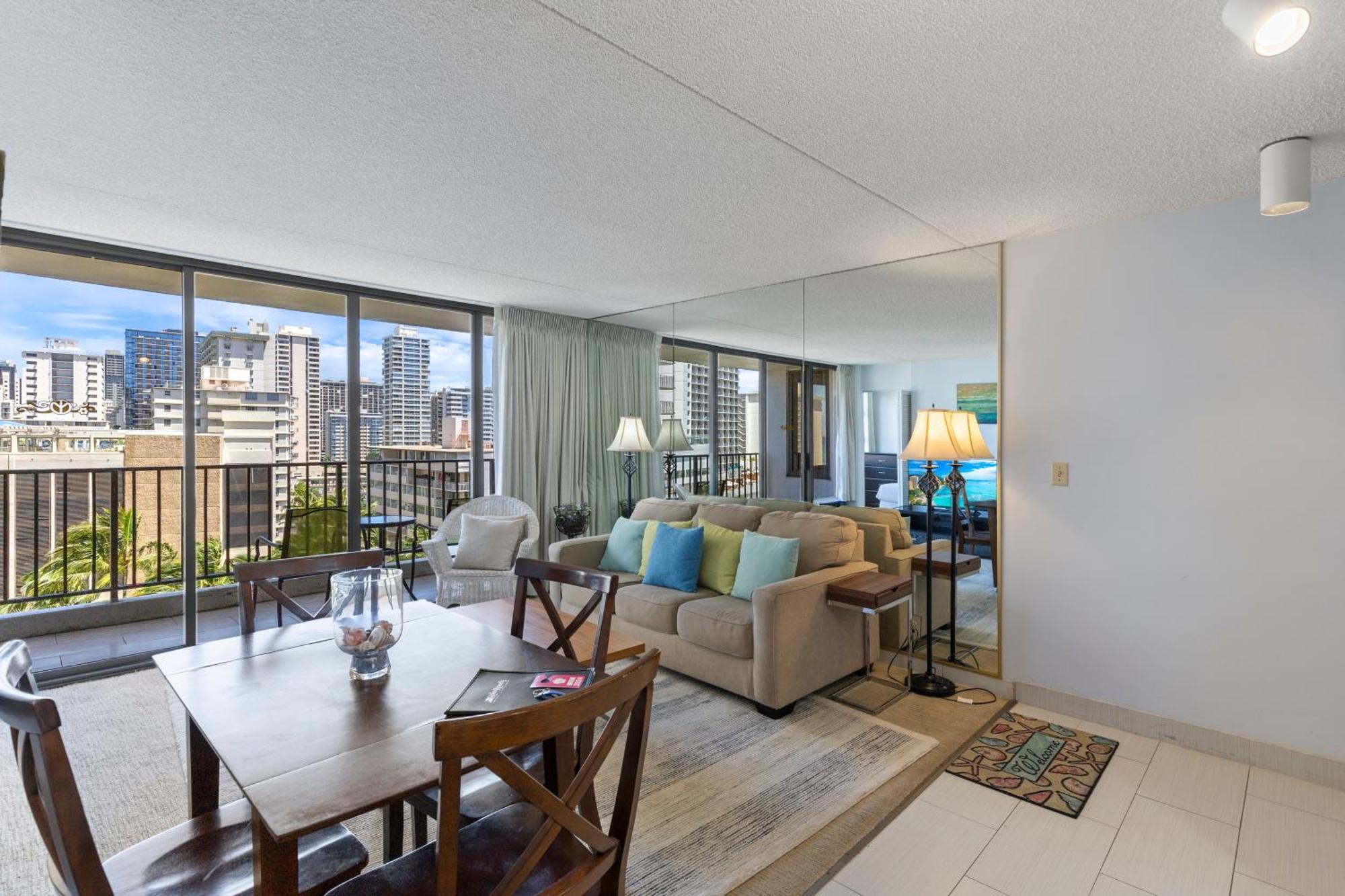 Enjoy The Waikiki Banyan With Ocean Fun, Amenities, And Prime Location! Apartment *