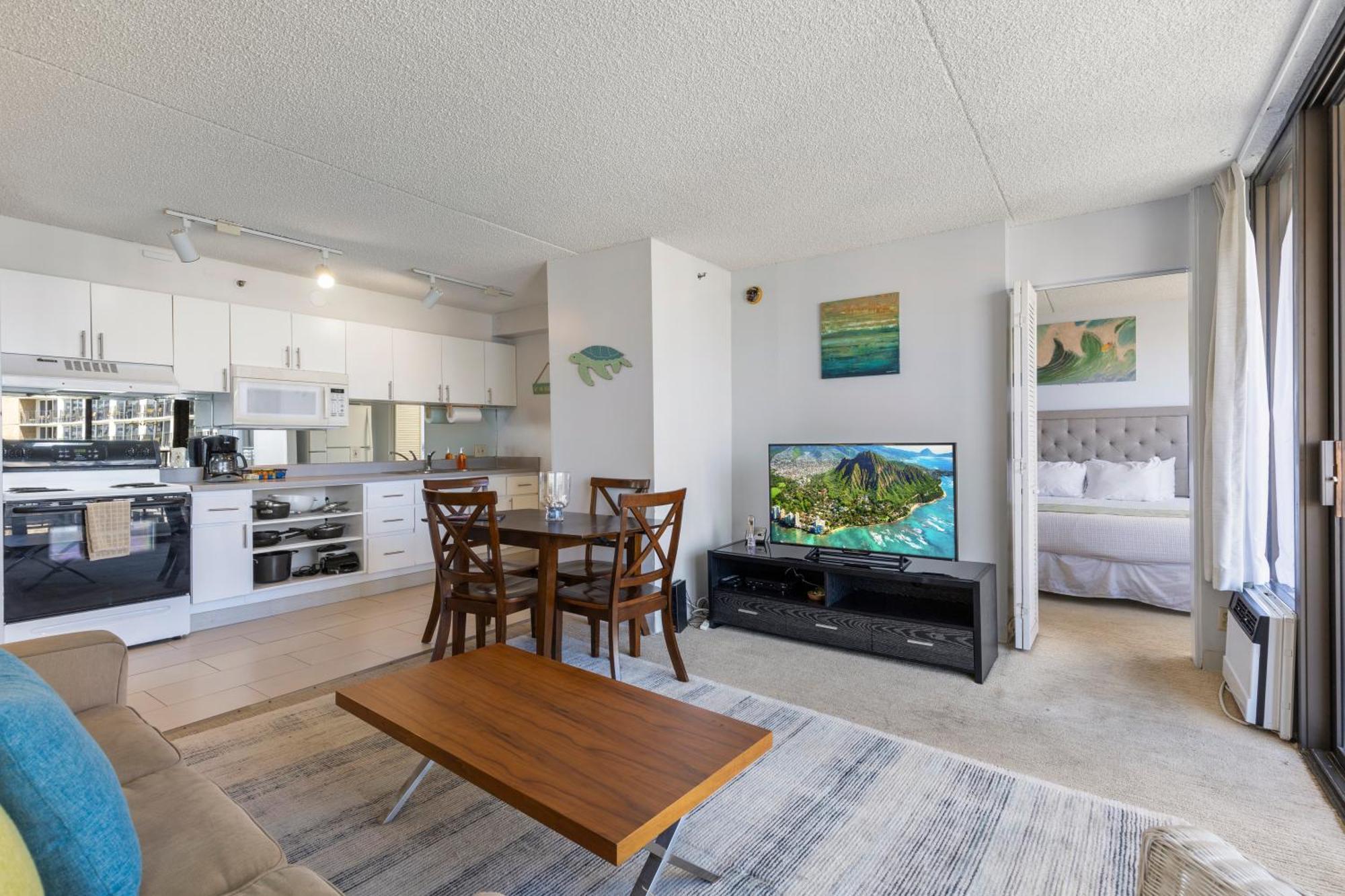 Enjoy The Waikiki Banyan With Ocean Fun, Amenities, And Prime Location! Apartment